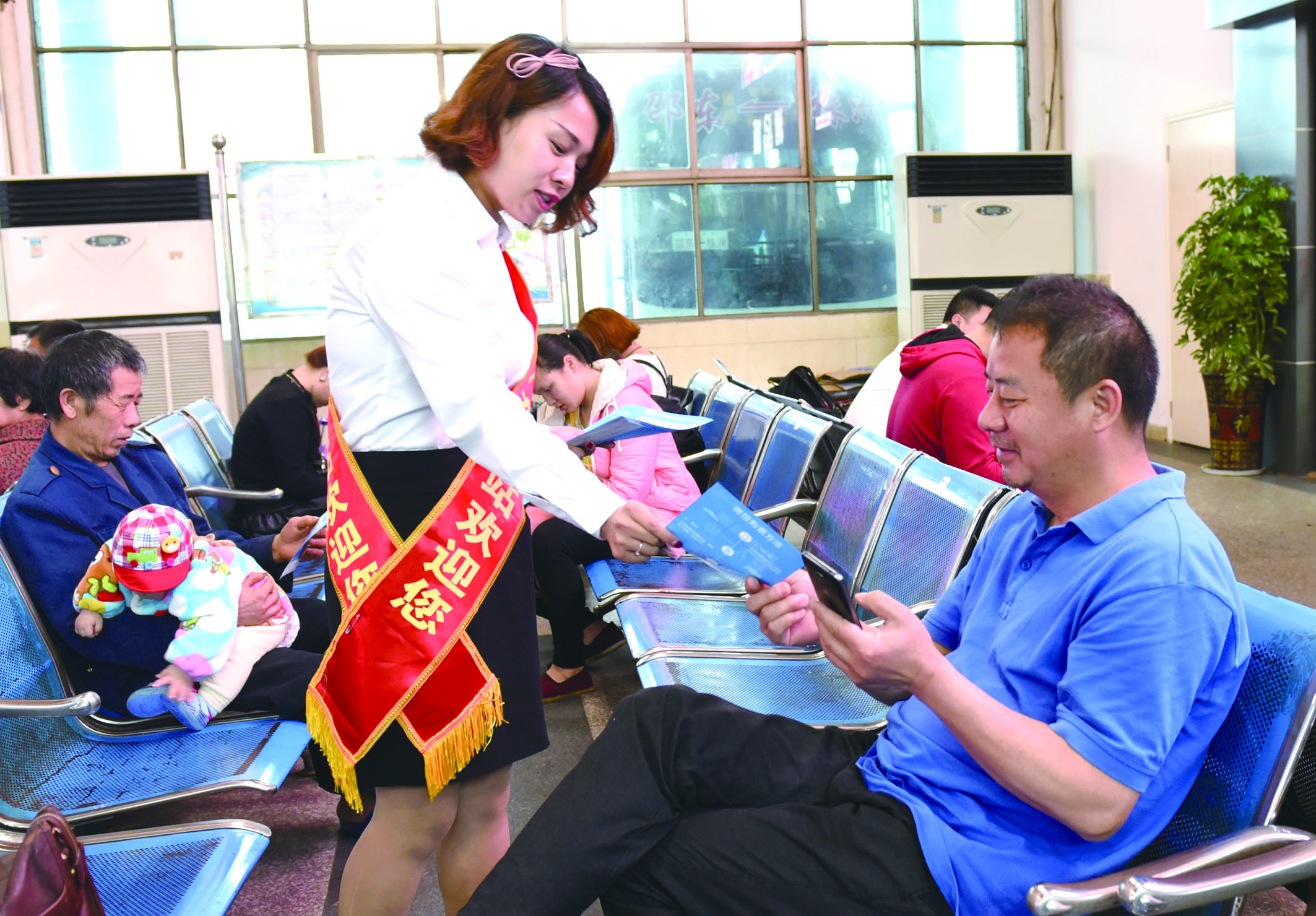 4月21日，邵東汽車西站工作人員在向旅客推介互聯(lián)網(wǎng)+站+車+客平臺的推廣應(yīng)用與購票實(shí)名制宣傳。
