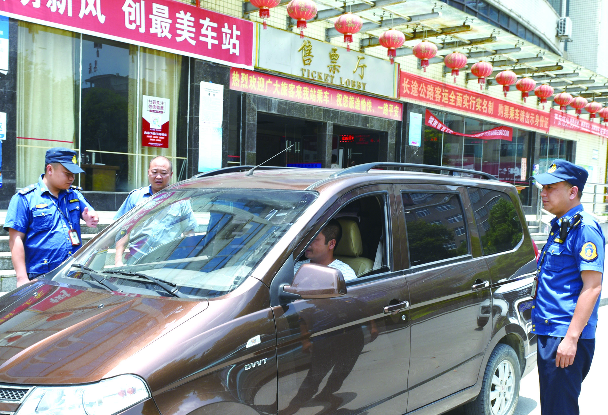 7月10日，洞口縣黃橋鎮(zhèn)副鎮(zhèn)長(zhǎng)謝揚(yáng)標(biāo)（右）在黃橋汽車(chē)站檢查營(yíng)運(yùn)客車(chē)安全檢查情況。近段時(shí)間以來(lái)，黃橋汽車(chē)站全面排查交通安全等方面存在的安全隱患，并及時(shí)予以整改到位，做到防患于未然，確保安全生產(chǎn)工作萬(wàn)無(wú)一失。據(jù)了解，今年上半年已消除交通安全隱患10余起。  李祖冠    攝影報(bào)道 