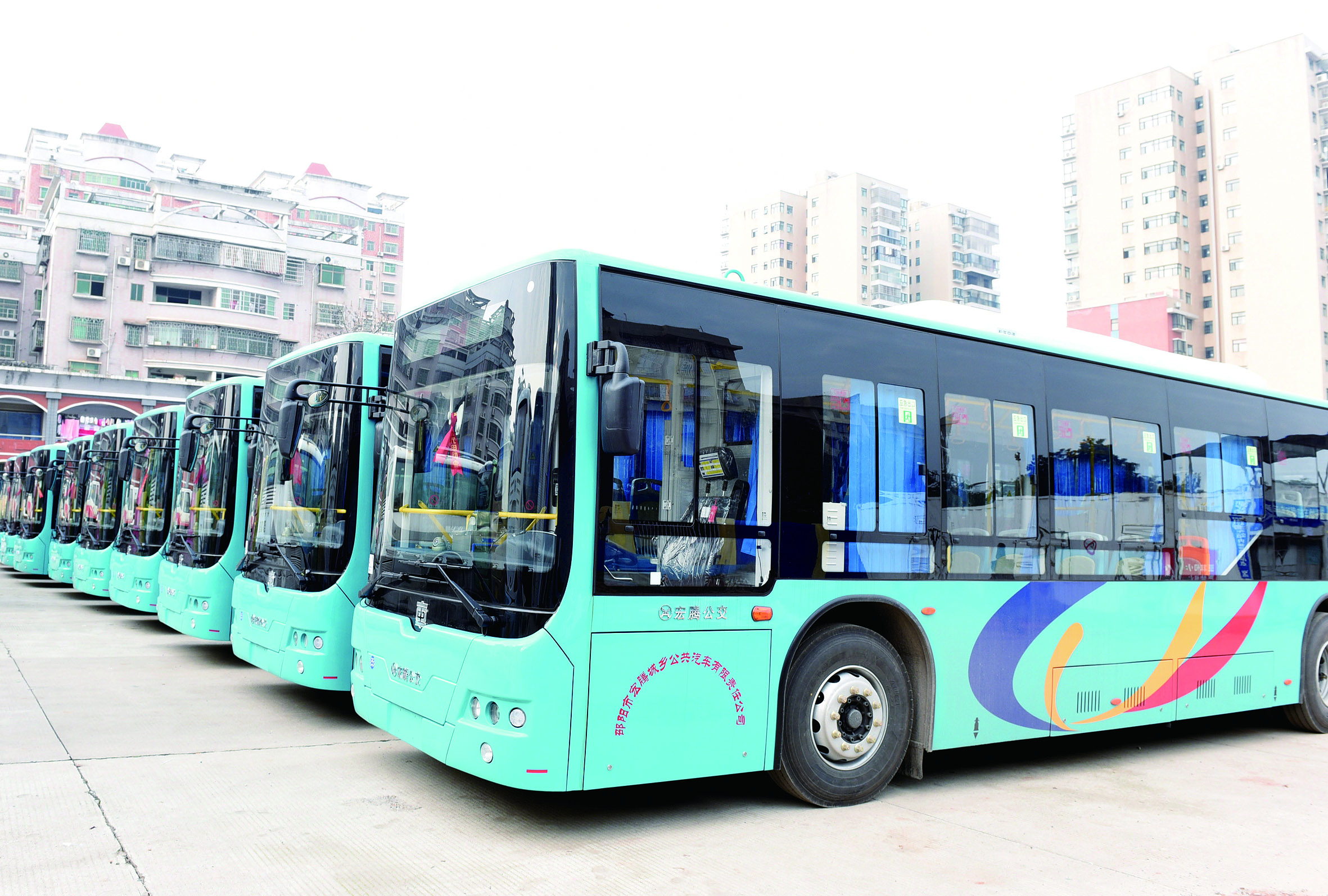 2月26日，筆者在宏騰城鄉(xiāng)公共汽車(chē)公司偌大的停車(chē)坪見(jiàn)到，其30輛公交車(chē)輛成一字型排列整裝待發(fā)。
