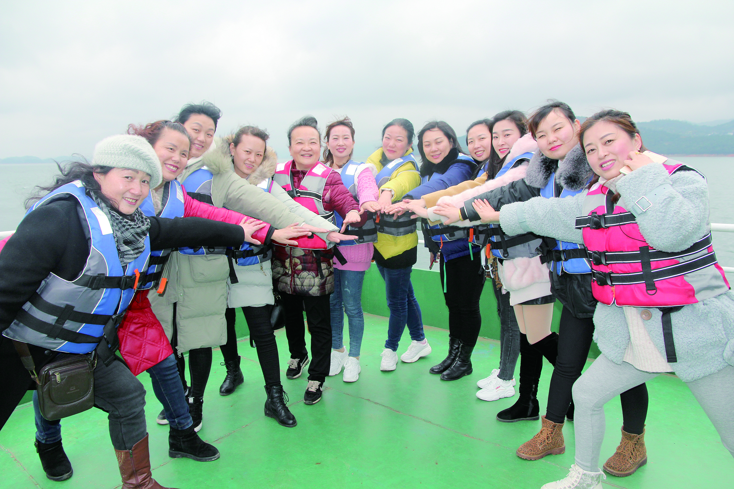 圖為女員工們?cè)谑难裕骸拔覟樯坳栂孢\(yùn)加油，我與邵陽湘運(yùn)共存?！? 李高雄  攝影報(bào)道