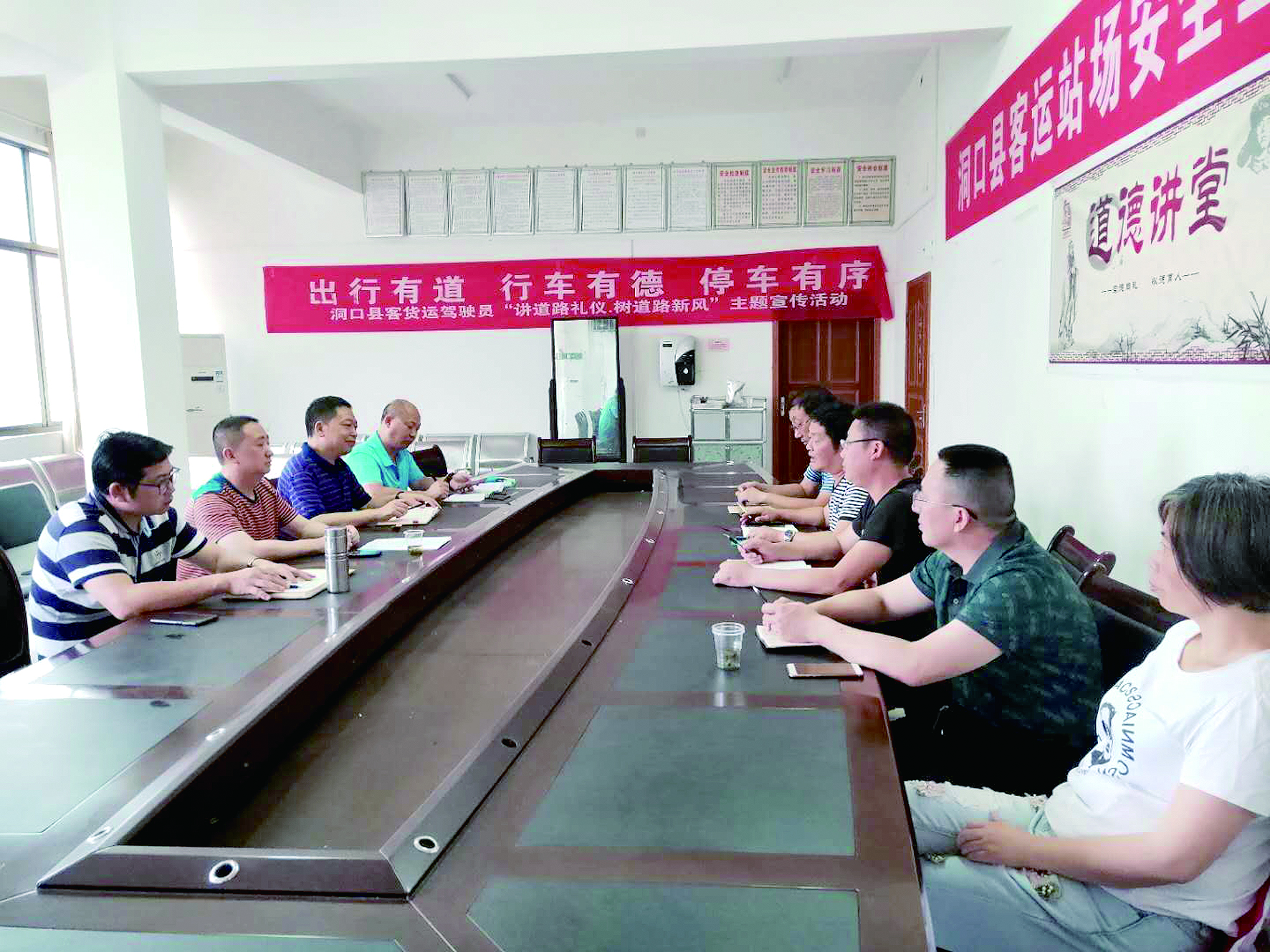 6月12日至13日，集團公司董事、副總經(jīng)理唐新宇率辦公室、房產(chǎn)基建、企管部門負責人深入分公司就門面合同等事項進行核查和清理，并對門面經(jīng)營狀況調(diào)研。據(jù)悉，兩天時間核對門面合同144份。 ? 為切實加強企業(yè)內(nèi)部管理，集團公司決定對全司門面管理開展清理，成立集團公司門面清理領(lǐng)導(dǎo)小組以抓好此項工作。圖為唐新宇（左二）在洞口客運分公司部署相關(guān)工作。 祖冠 攝影報道
