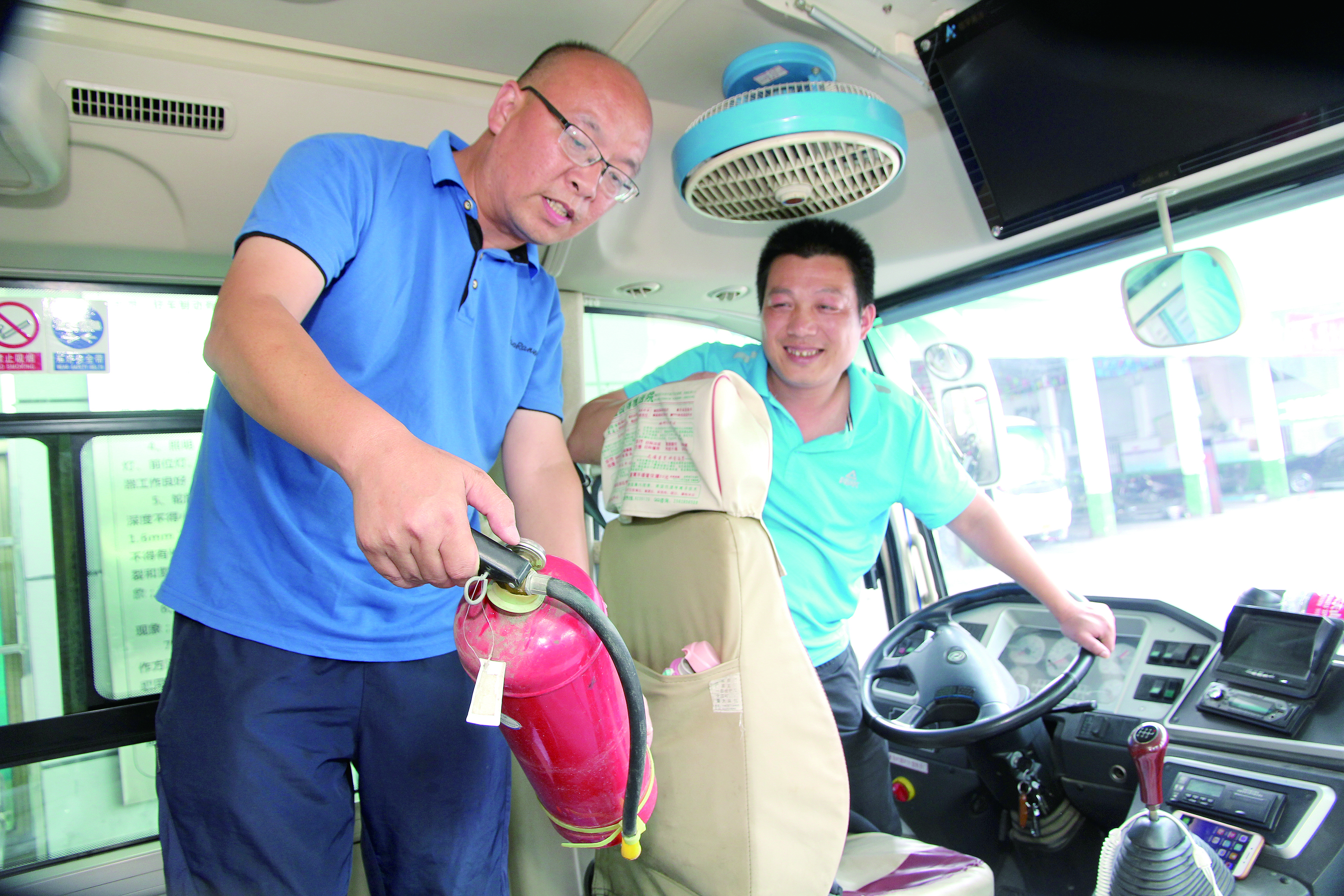 安全稽查兩不誤 ——記集團公司優(yōu)秀共產(chǎn)黨員、隆回汽車西站副站長李擁政 肖秀華